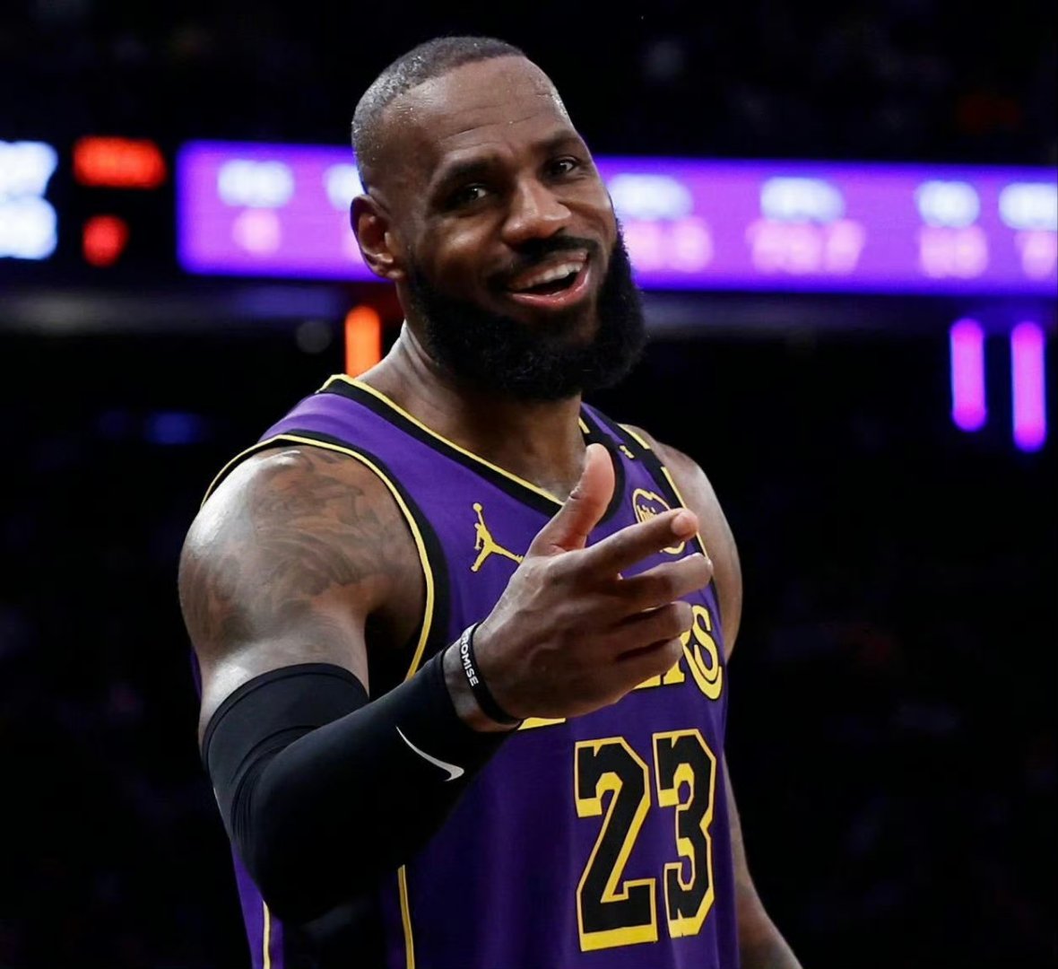 詹姆斯迎来十五赛季高光表现,掘金球迷沸腾!的简单介绍 詹姆斯迎来十五赛季高光表现,掘金球迷沸腾!的简单介绍