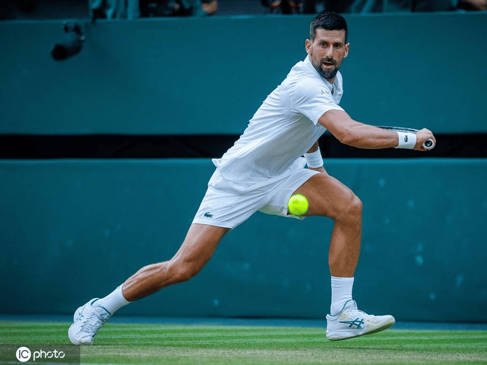 爱游戏体育-德约科维奇爆冷击败曼联，出色防守引爆全场！的简单介绍