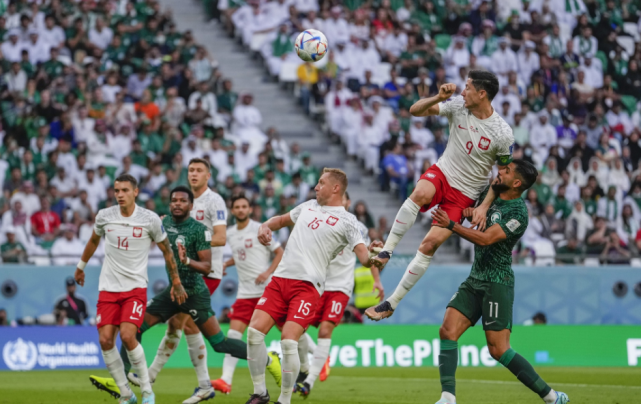 爱游戏体育-莱万多夫斯基爆冷击败老鹰，回归赛场引爆全场！的简单介绍